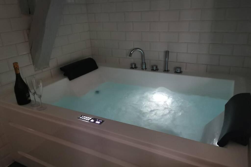 Appartement Jacuzzi Privatif : Urban Love Вернёй-сюр-Авр Экстерьер фото